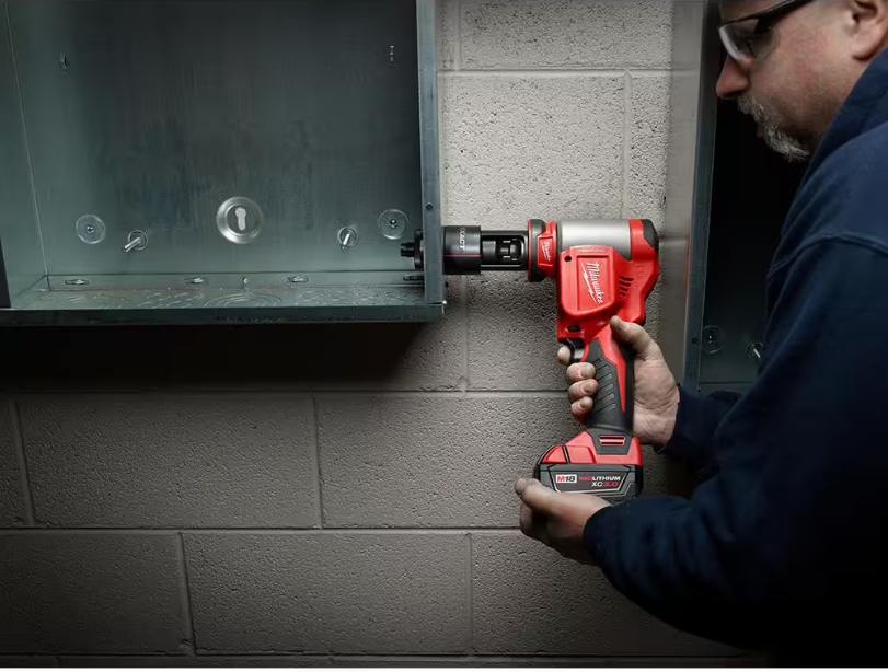 Milwaukee 2676-23 M18 Forcelogic 10-ton Knockout tool 1/2" to 4" Kit